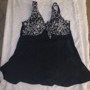 Black and white plus size swimsuit. Size is semi accurate, more like 24W
